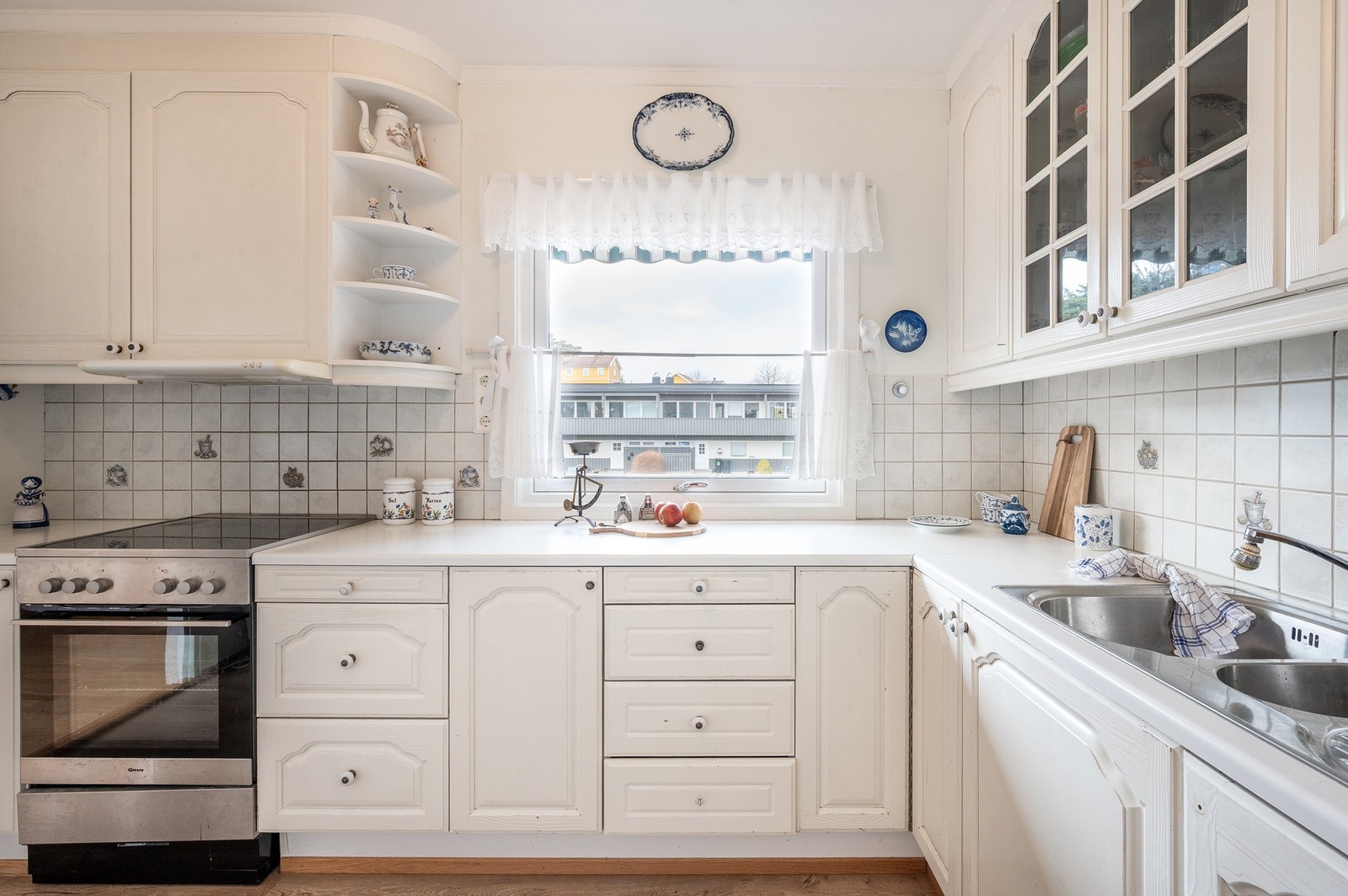 Innredningen har mye skapplass i over- og underskapene. Galleribilde