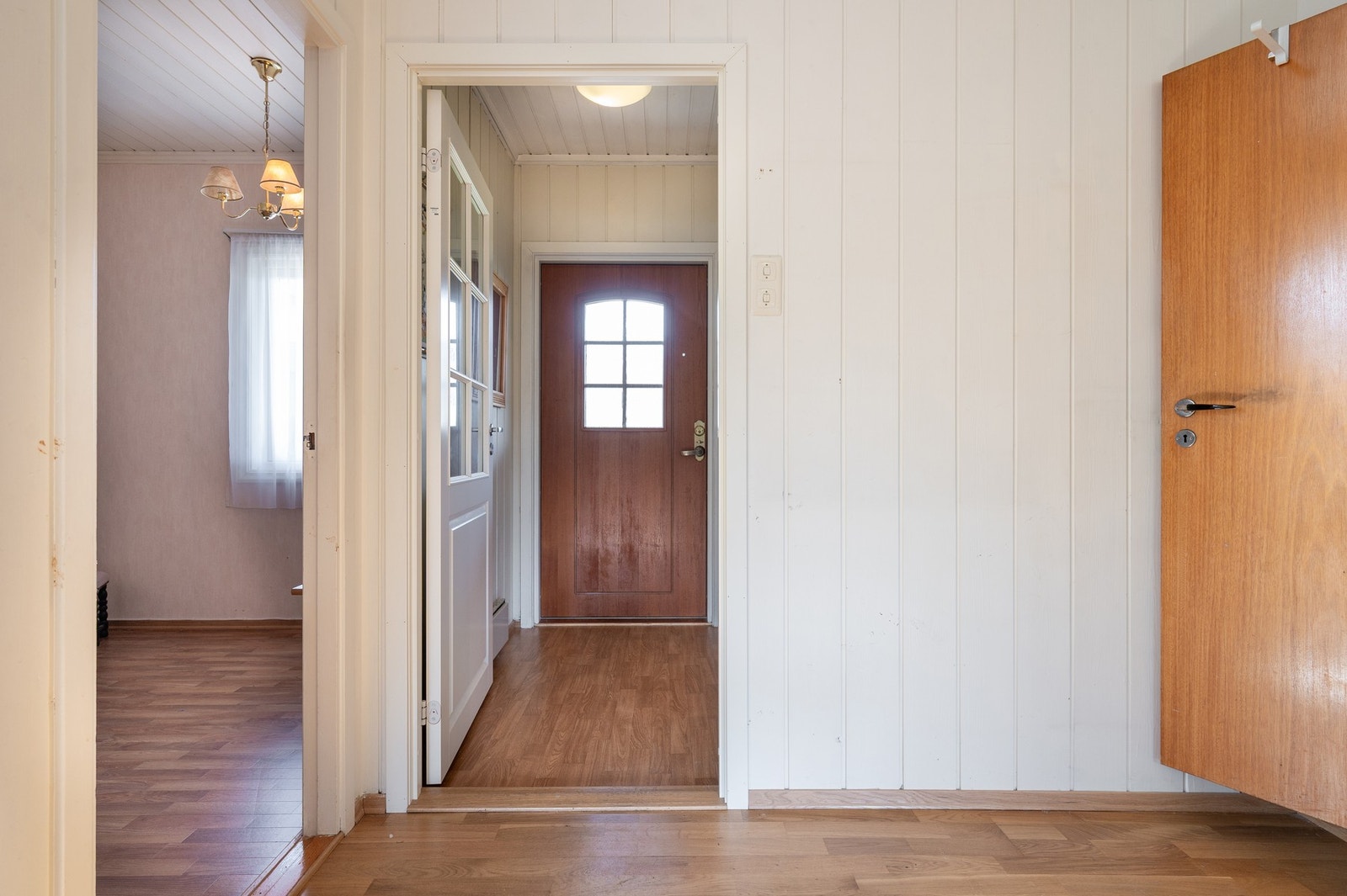 I entreen er det god plass til ytterklær. Galleribilde