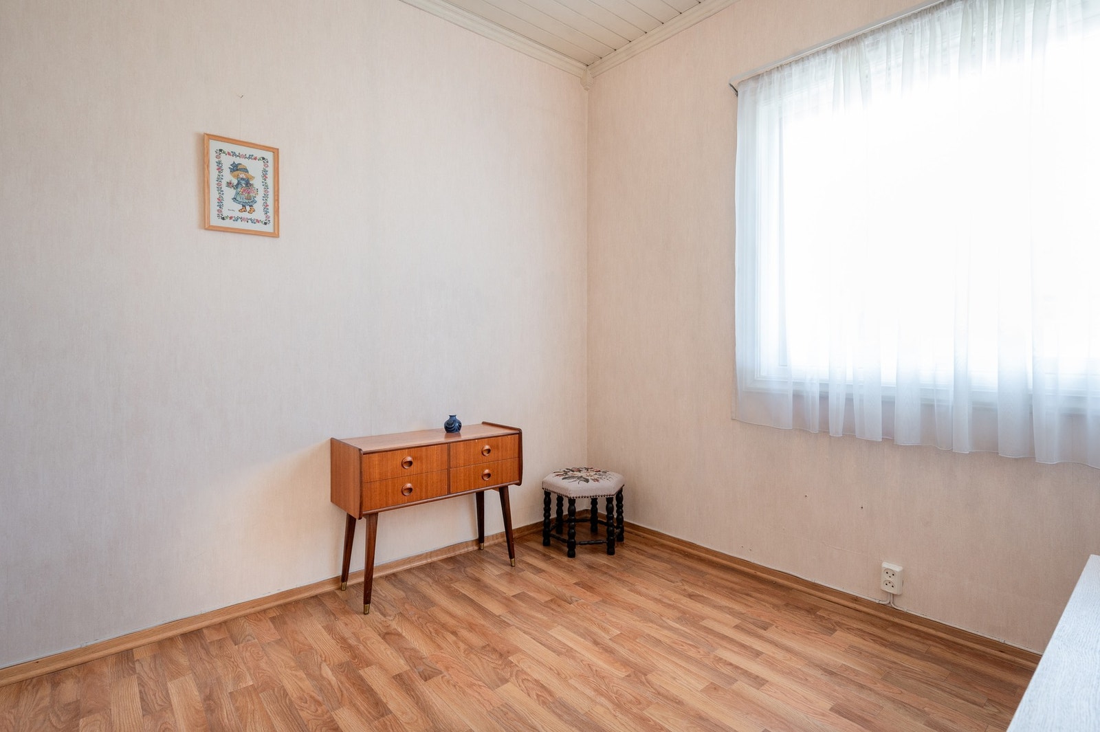 Soverom 3 ligger inn mot fellestomten mot vest. Galleribilde