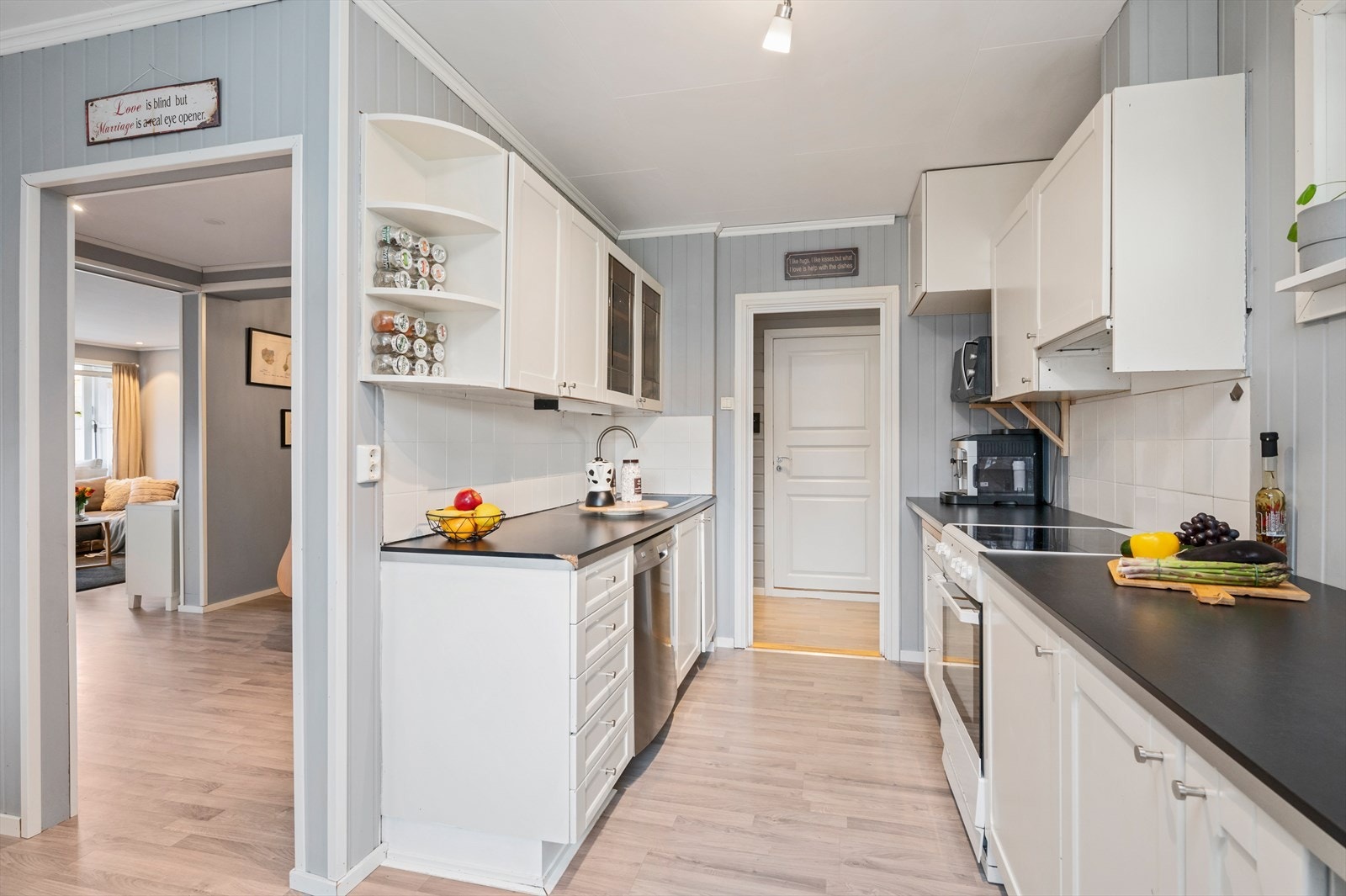 Kjøkkenet måler 12 kvm og byr på rikelig med skap og benkeplass. Galleribilde