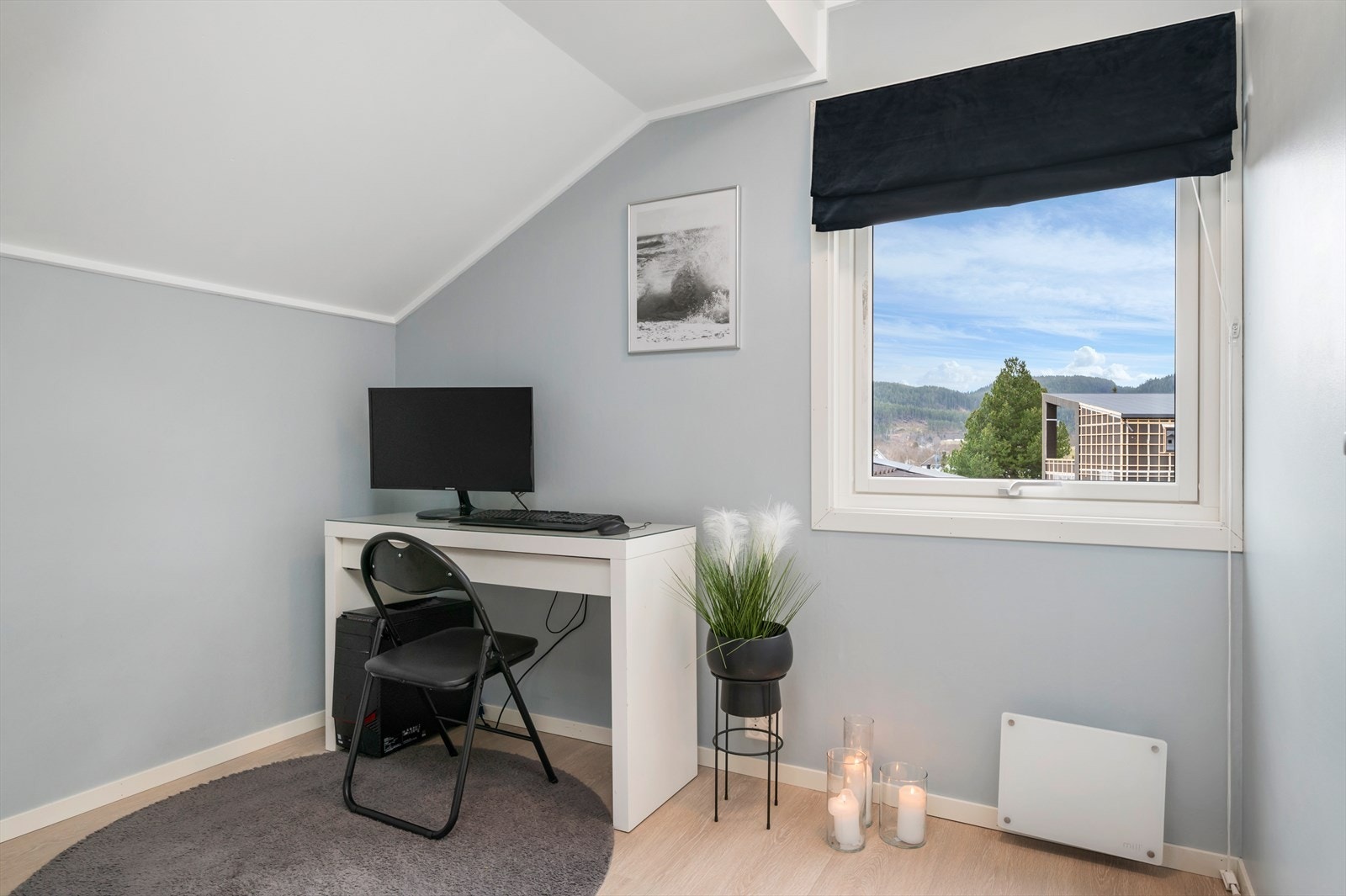 Soverom nummer to måler 7 kvm.. Rommet kan også egne seg godt som gjesterom, barnerom eller hjemmekontor. Galleribilde