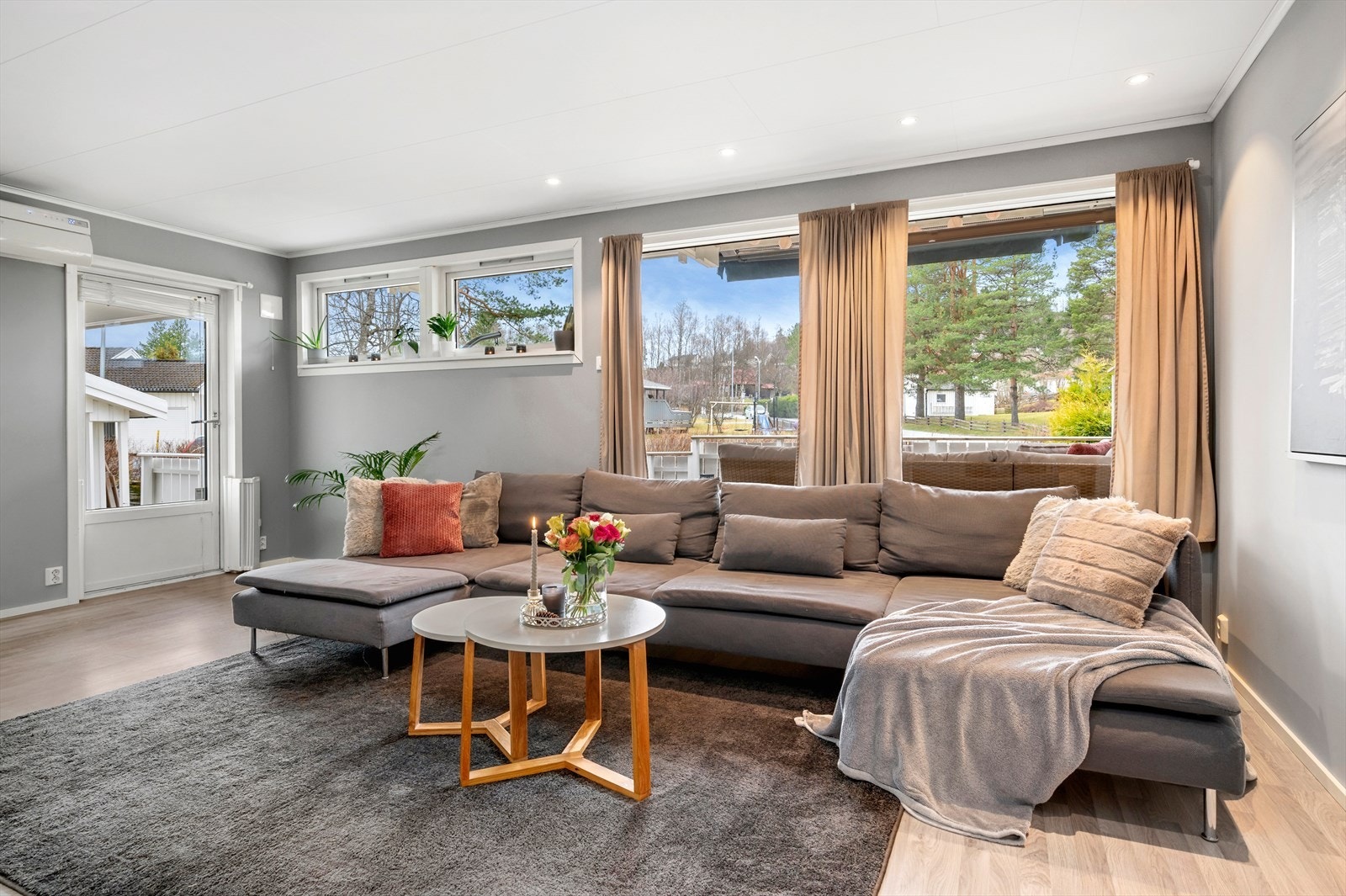 I stuen er det etablert både ilsted og varmepumpe for lun, koselig og energibesparende oppvarming. Galleribilde