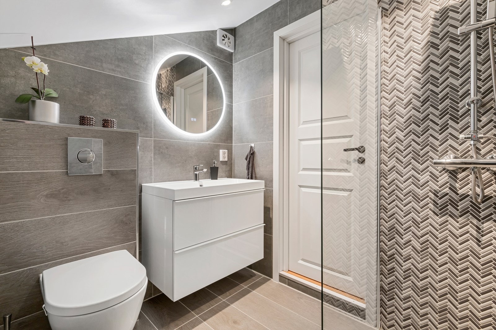 Badet i boligens 2. etasje fremstår meget pent, også her med flis på gulv og vegger. Galleribilde