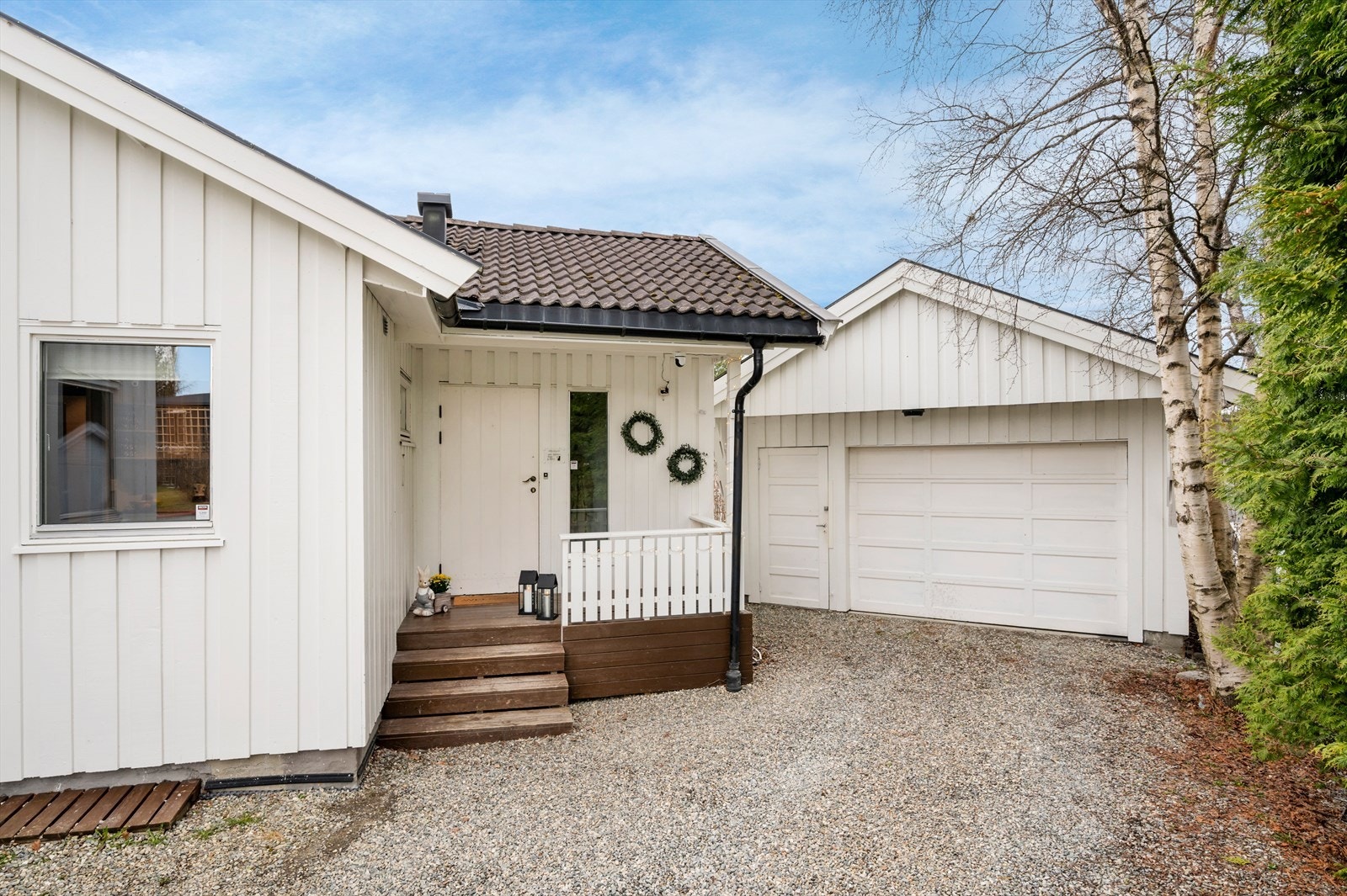 Boligen har attraktiv og usjenert beliggenhet med gangavstand til alt Klæbu har å by på. Galleribilde