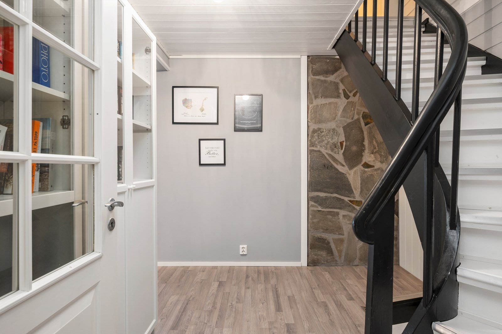 Inngangspartiet er på romslige 10 kvm med god plass til oppbevaring av sko og yttertøy i innebygd garderobeløsning. Galleribilde