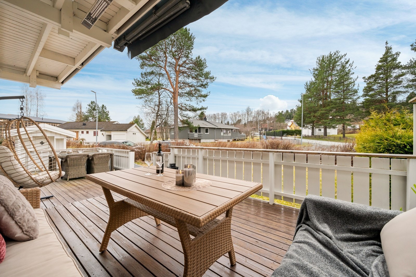 På verandaen kan du nyte gode solforhold. Det er trapp ned til plenen som omkranser boligen. Eiendommen er felleseid og på totalt 1 056 kvm. Galleribilde