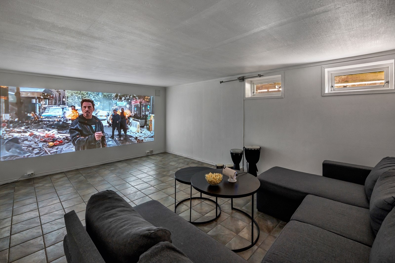 Det største rommet på hele 21 kvm er i dag innredet som hjemmekino. Galleribilde