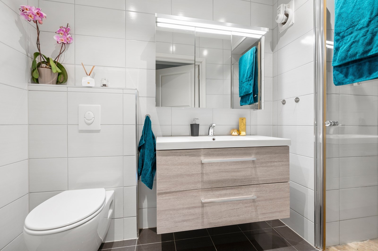 Badet i 1. etasje er oppgradert i 2015 og innredet med flis på gulv og vegger. Galleribilde