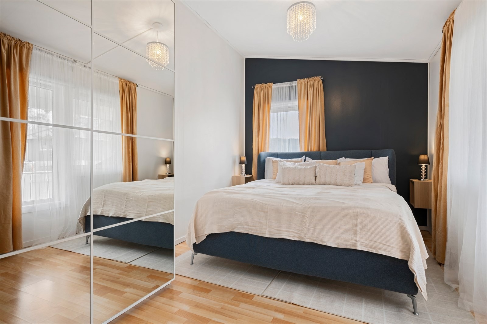 Det første soverommet er på hele 13,5 kvm, med god plass til stor garderobeløsning, dobbeltseng og ytterligere møblering om ønskelig. Galleribilde