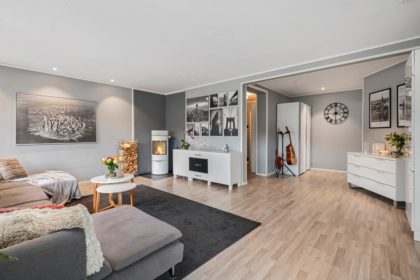 Stuen strekker seg over 33 kvm og har direkte adkomst ut til stor sørvestvendt veranda på 37 kvm. Galleribilde