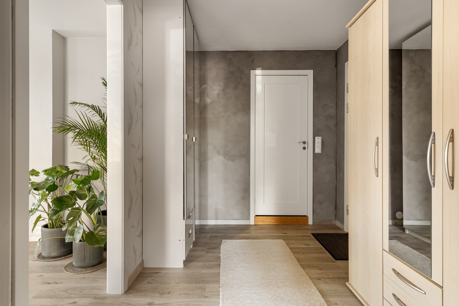 Gang med garderobe med adkomst til stue, bad og soverom Galleribilde