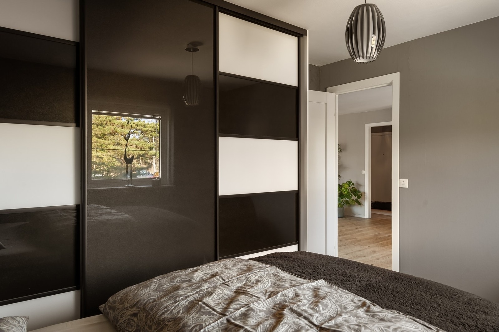 Hovedsoverommet har stor skyvedørsgarderobe. Galleribilde
