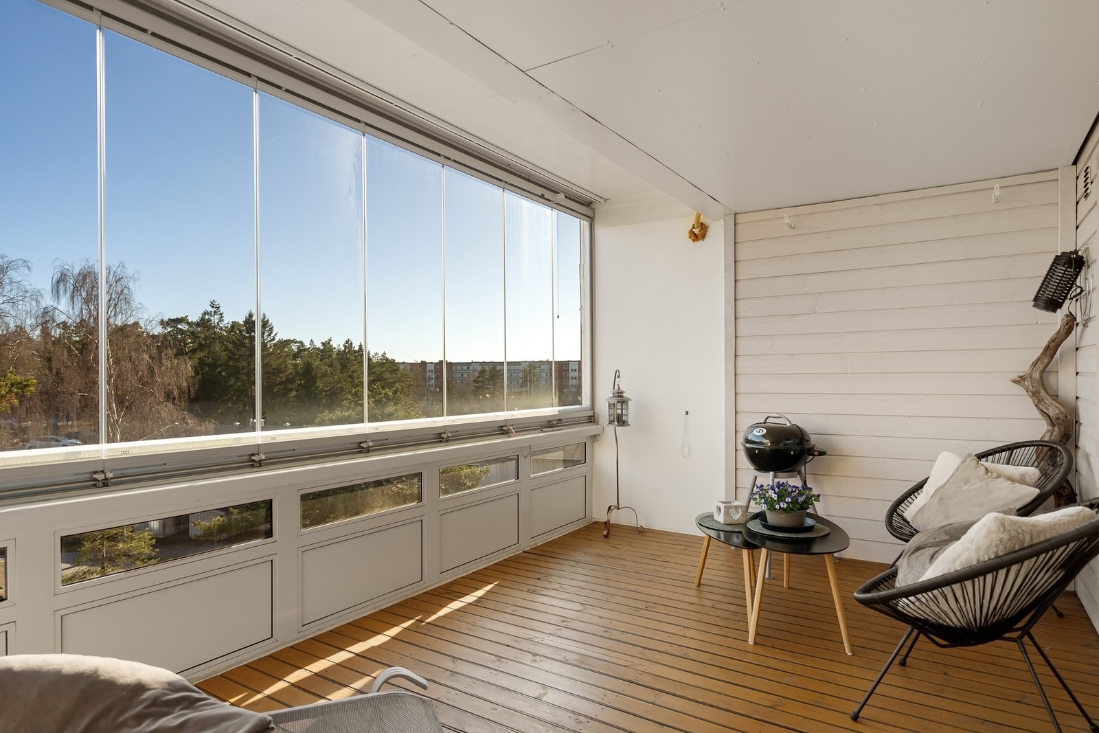 Sørvendt innglasset balkong på ca. 14 m2 med utsikt over nærområdet. Galleribilde