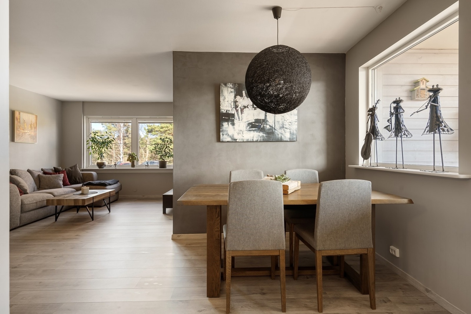 Leiligheten har en god planløsning med god plass til spisebord og sofagruppe. Galleribilde