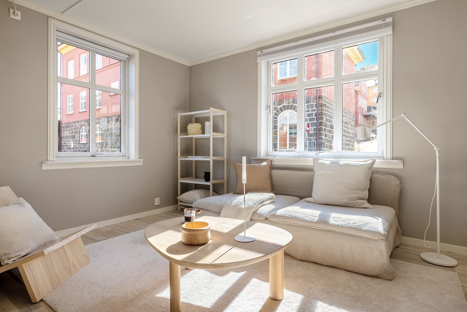 Store flotte vinduer som inviterer det naturlige lyset inn som reflekteres fra de lyse veggene. Galleribilde