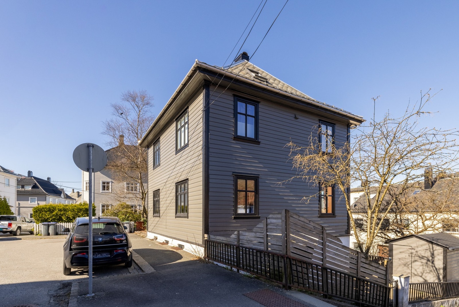 Gateparkering etter gjeldende bestemmelser. Det er soneparkering rett utenfor. Galleribilde