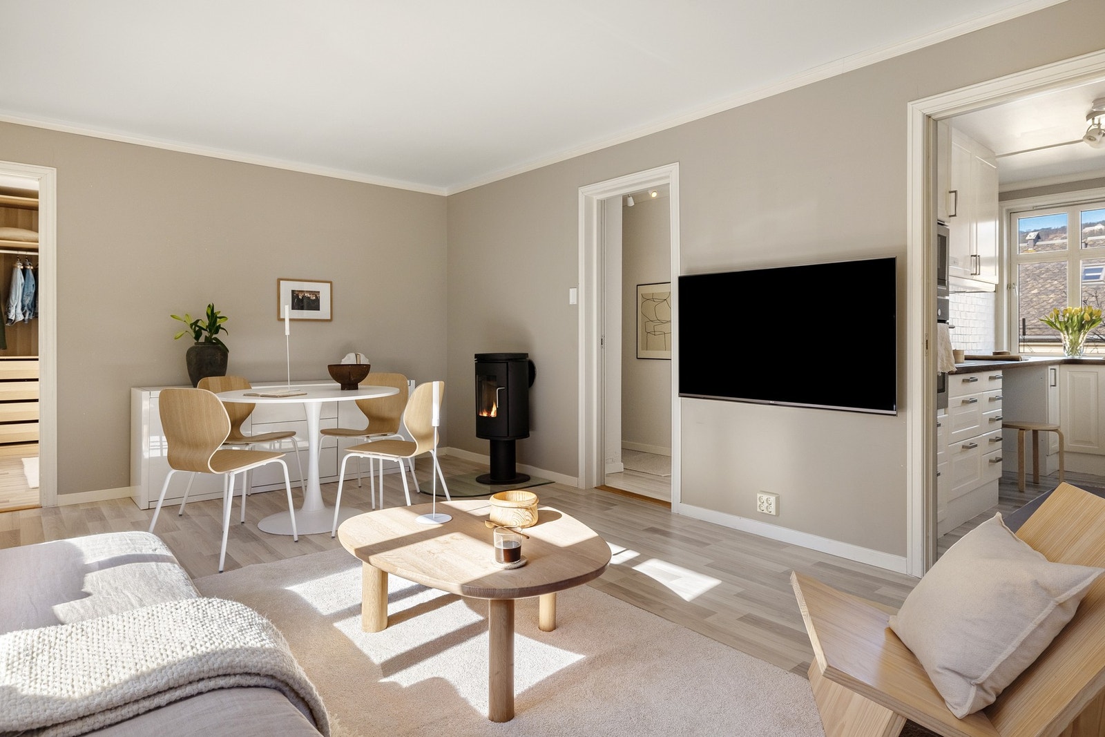 Peisen er forseglet, men gir et koselig preg til leiligheten. Galleribilde