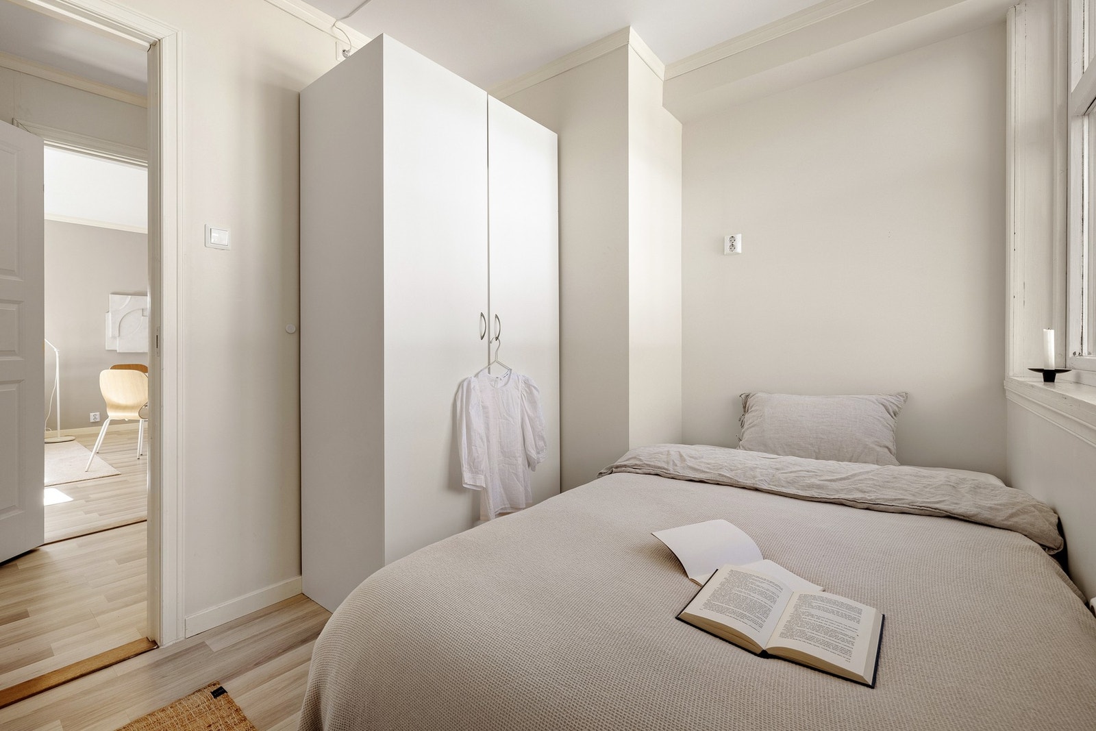 Her er det også plass til garderobeskap og seng. Garderobeskapene medfølger selvfølgelig handel. Galleribilde