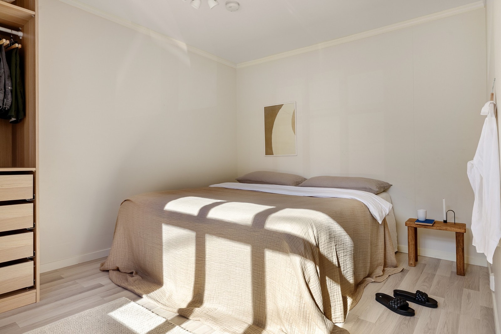 Det største soverommet på 11,3 kvm har gode muligheter for innredning av både dobbeltseng, garderobeskap samt annen oppbevaring. Galleribilde