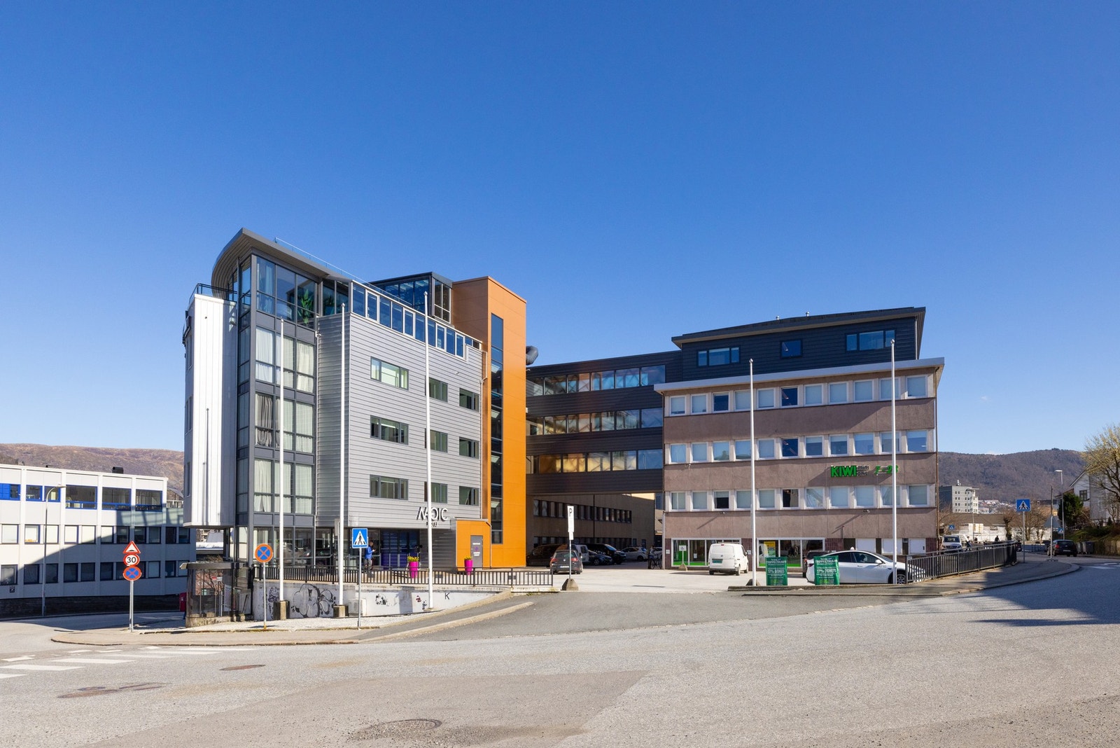 Magic hotell og Kiwi like ved boligen. Galleribilde