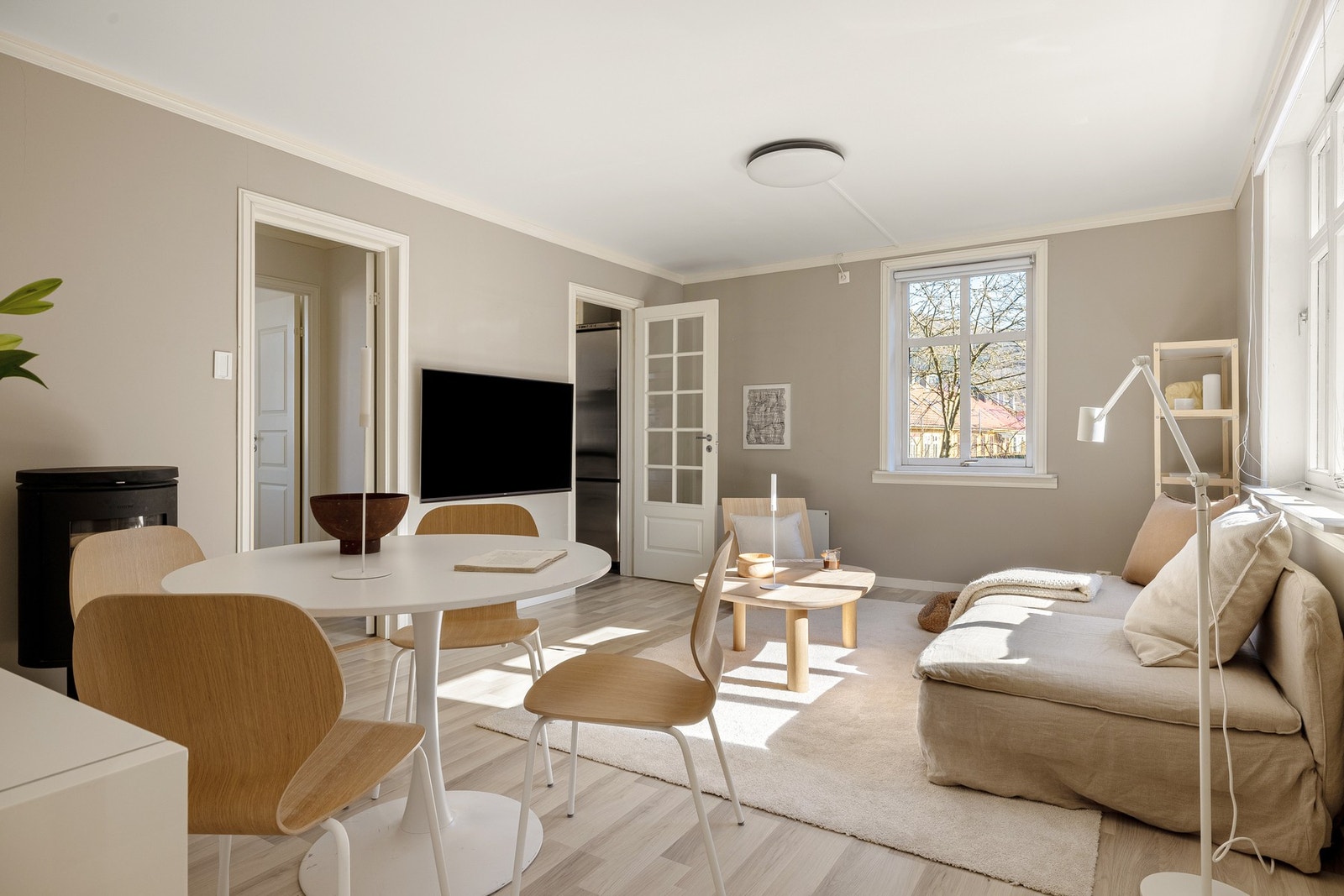 Stor stue med god plass til innredning av sofakrok og spisegruppe. Galleribilde