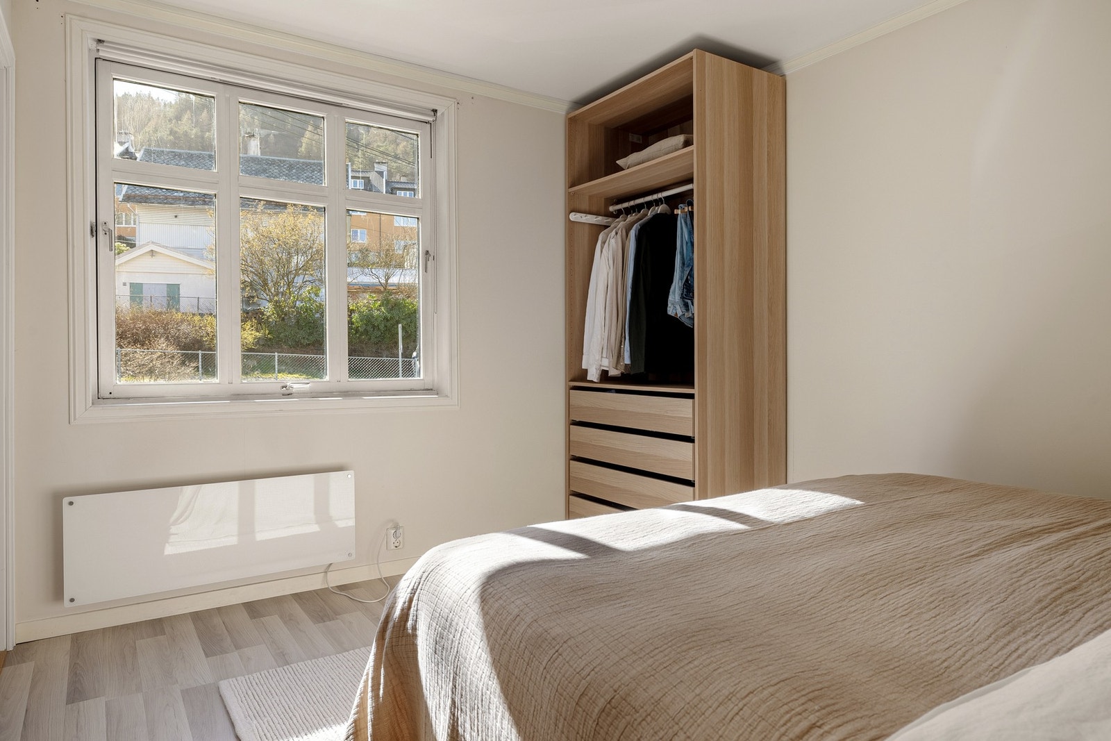 Store vinduer som gir mengder naturlig lys. Galleribilde