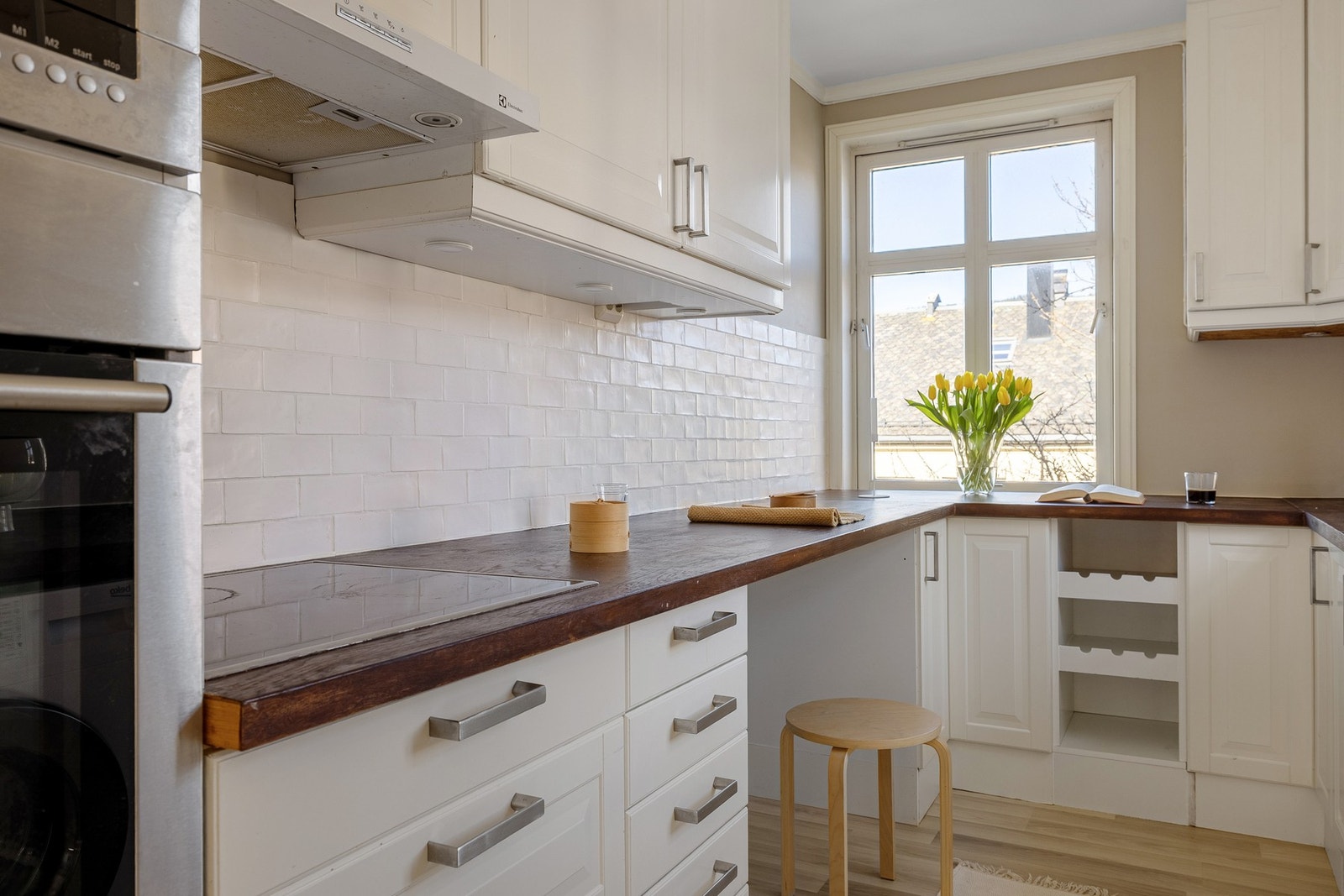 Kjøkkenet er praktisk plassert i eget rom rett ved stuen. Galleribilde