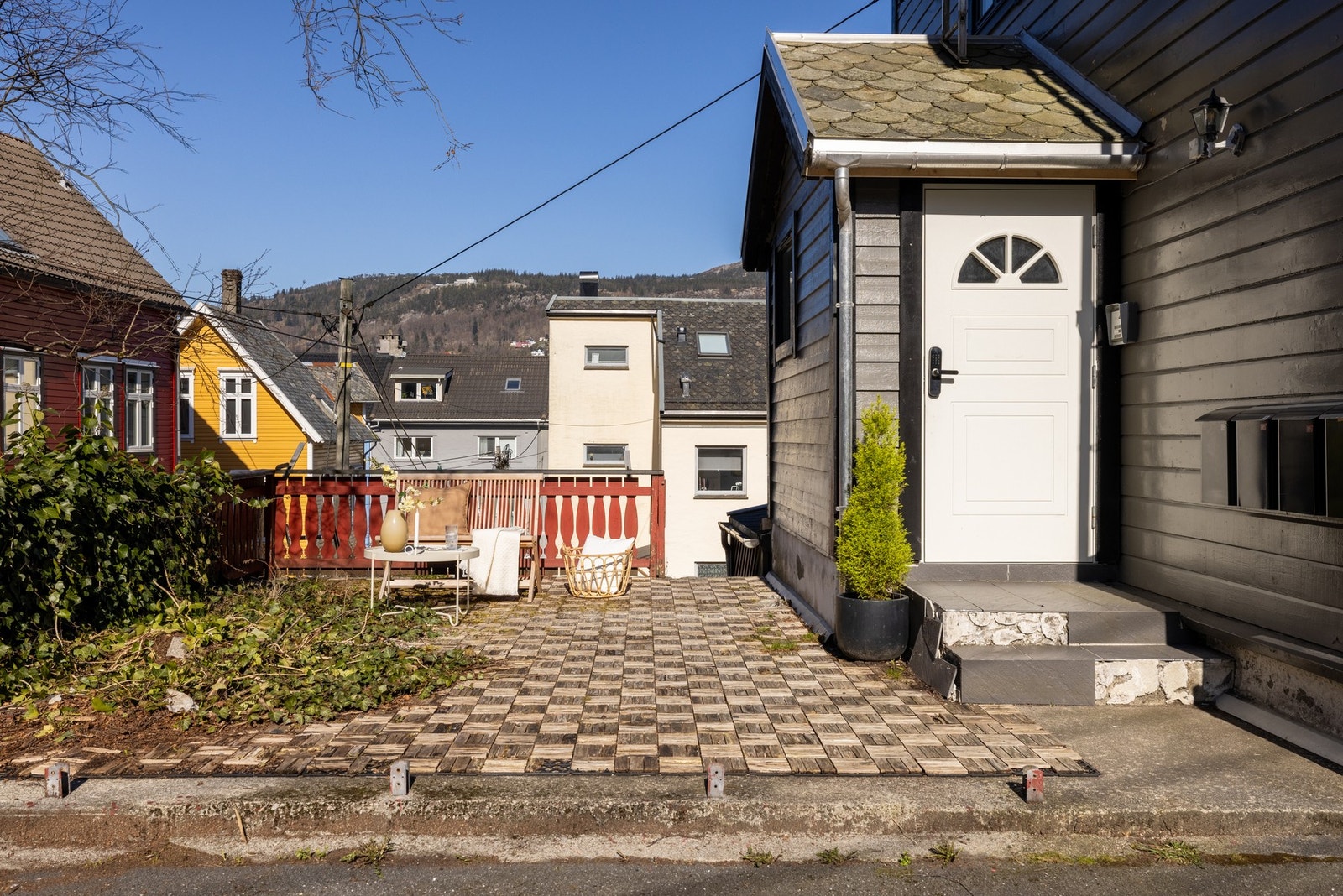 Inngangsparti med koselig uteplass. Galleribilde