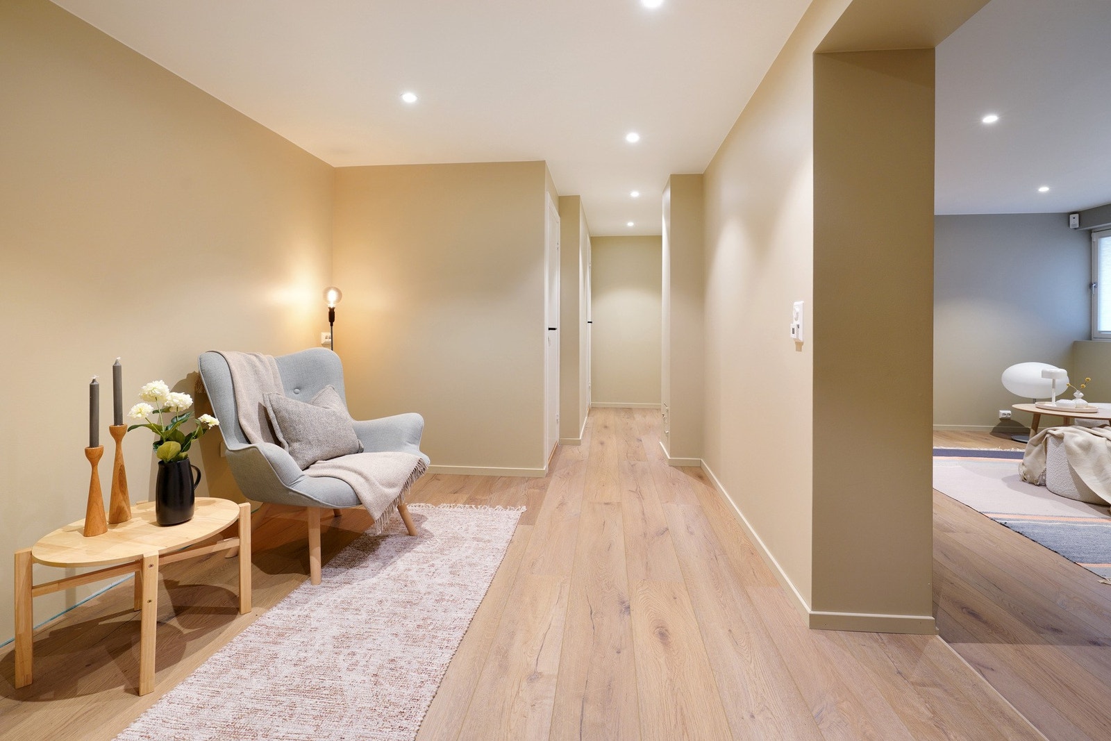 Gang med plass til lesekrok. Rør i vegg om en ønsker å sette inn ekstra kjøkken. Galleribilde