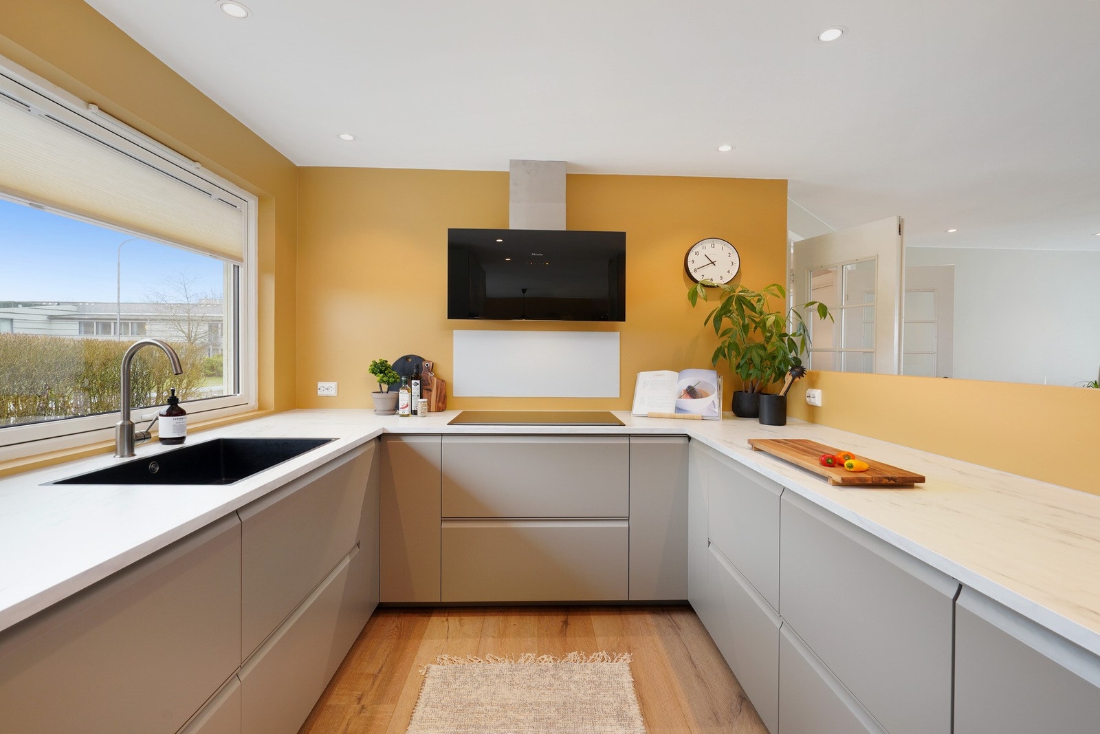 Lekkert kjøkken med integrerte hvitevarer. Galleribilde