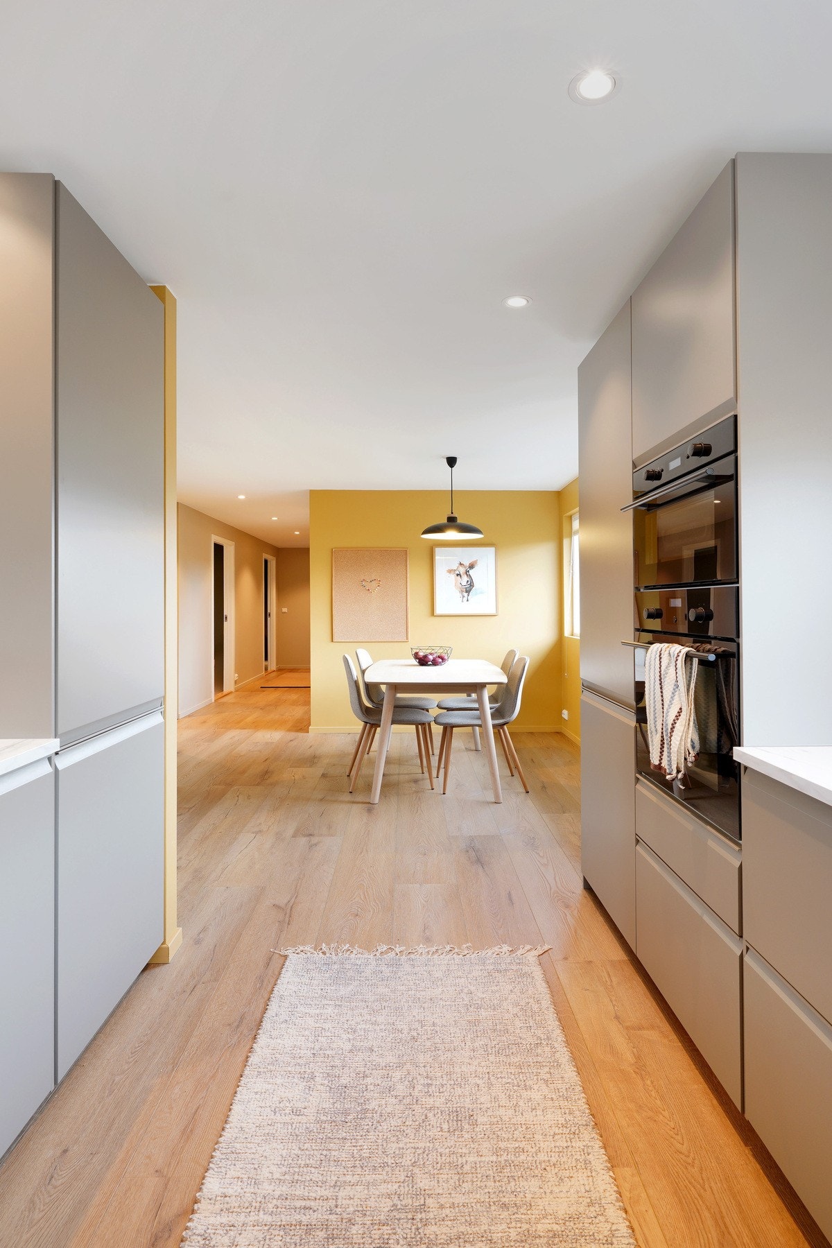 Kjøkken byr på rikelig med skap- og benkeplass. Galleribilde