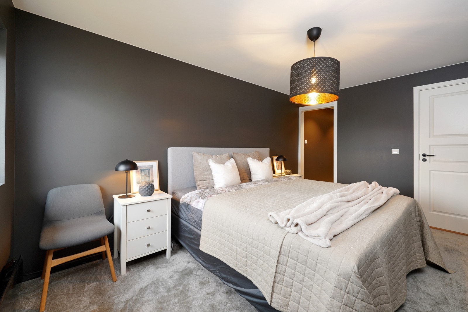 Hovedsoverom med deilig vegg-til-veggteppe på gulv. Galleribilde