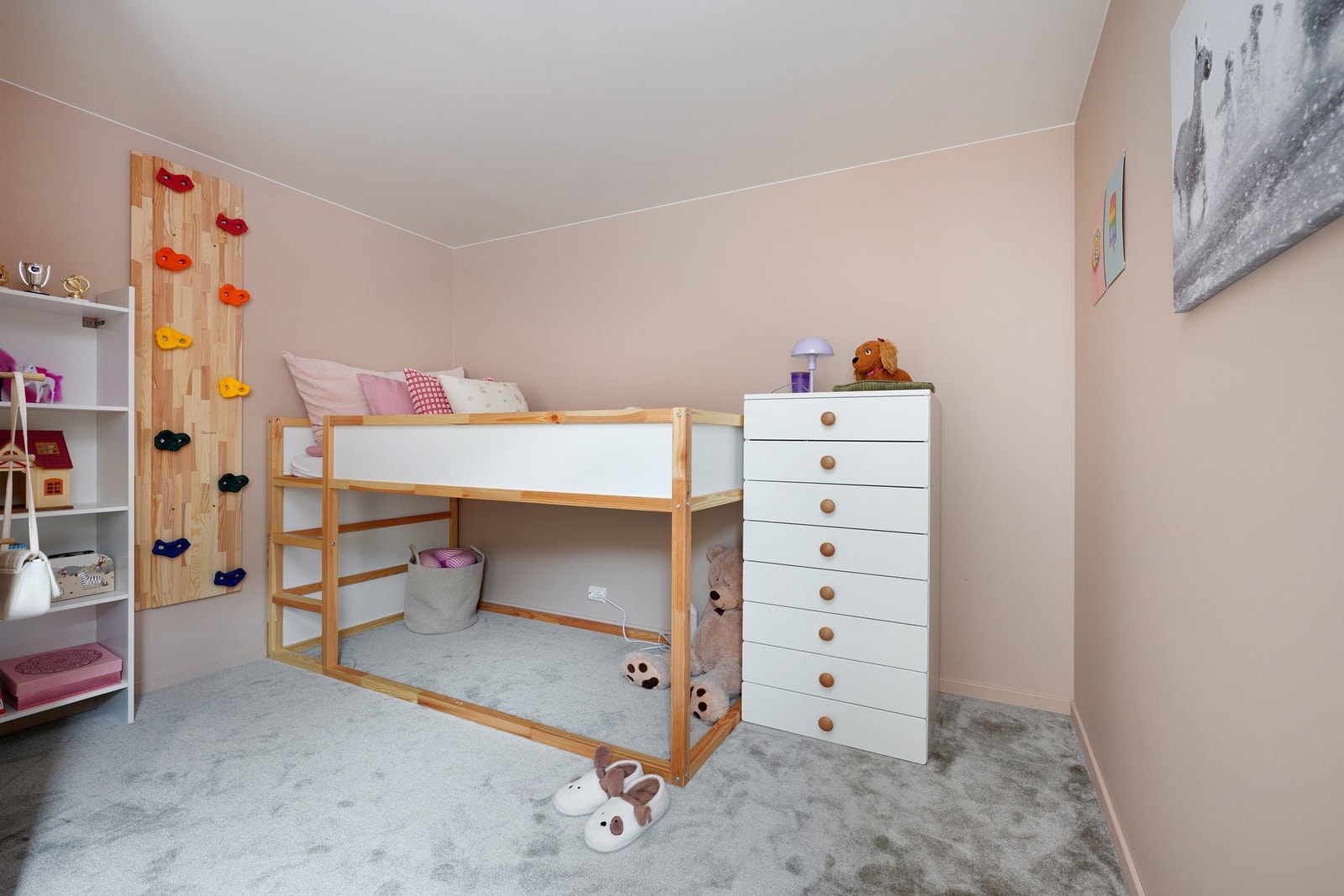 Soverom i u.etg med stilig klatrevegg. Galleribilde