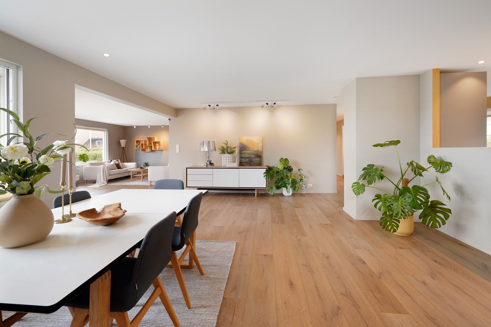 Her er det god plass til stort spisebord, her er det bare å invitere venner og familie til bords. Galleribilde