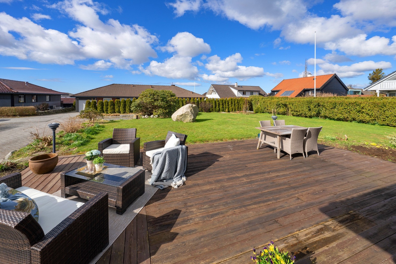 Romslig terrasse med gode solforhold. Galleribilde