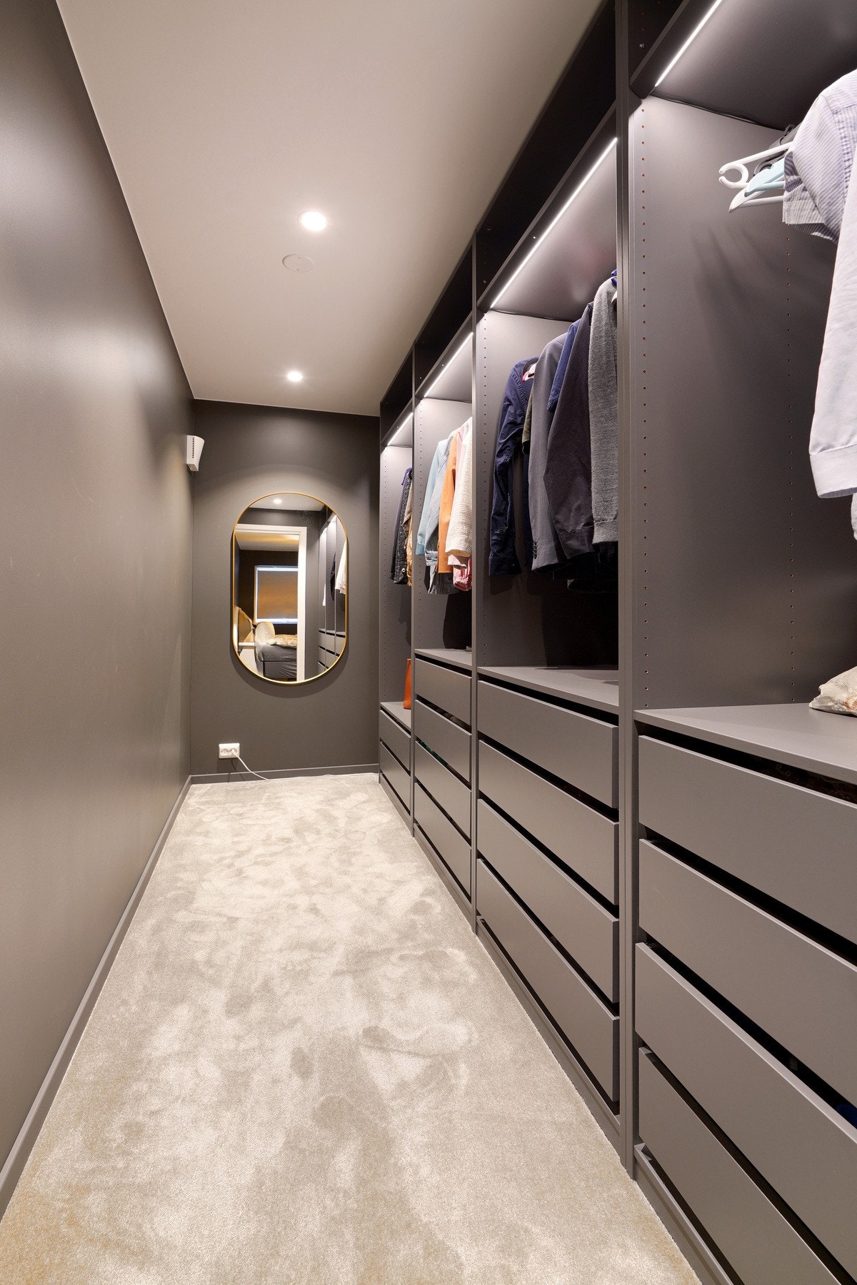 Walk-in closet. Galleribilde