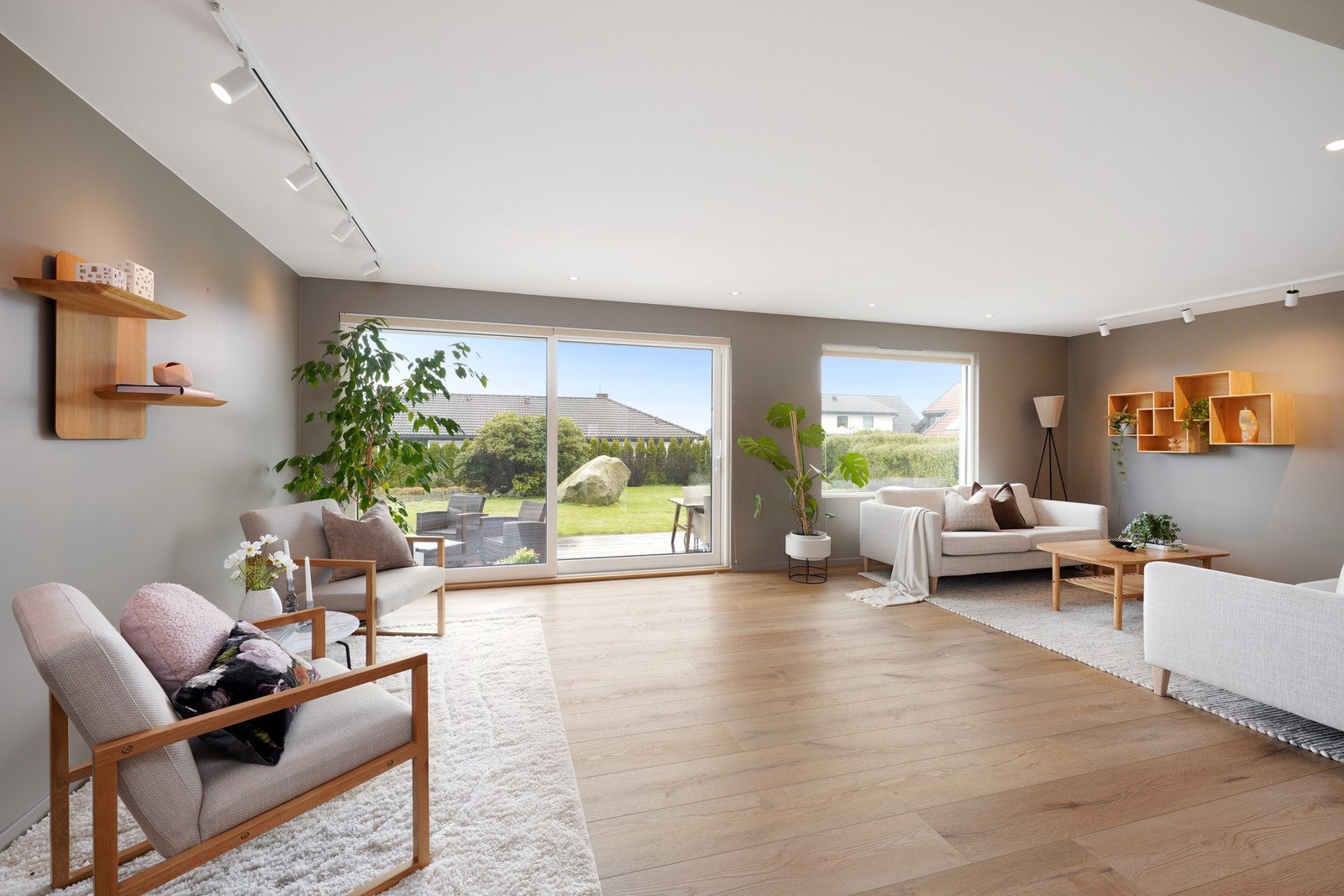 Nytt en-stavs gulv (coretec korkvinyl, lyddempende, vanntett og slitesterk, industriell klassifisering) i begge etasjer. Galleribilde