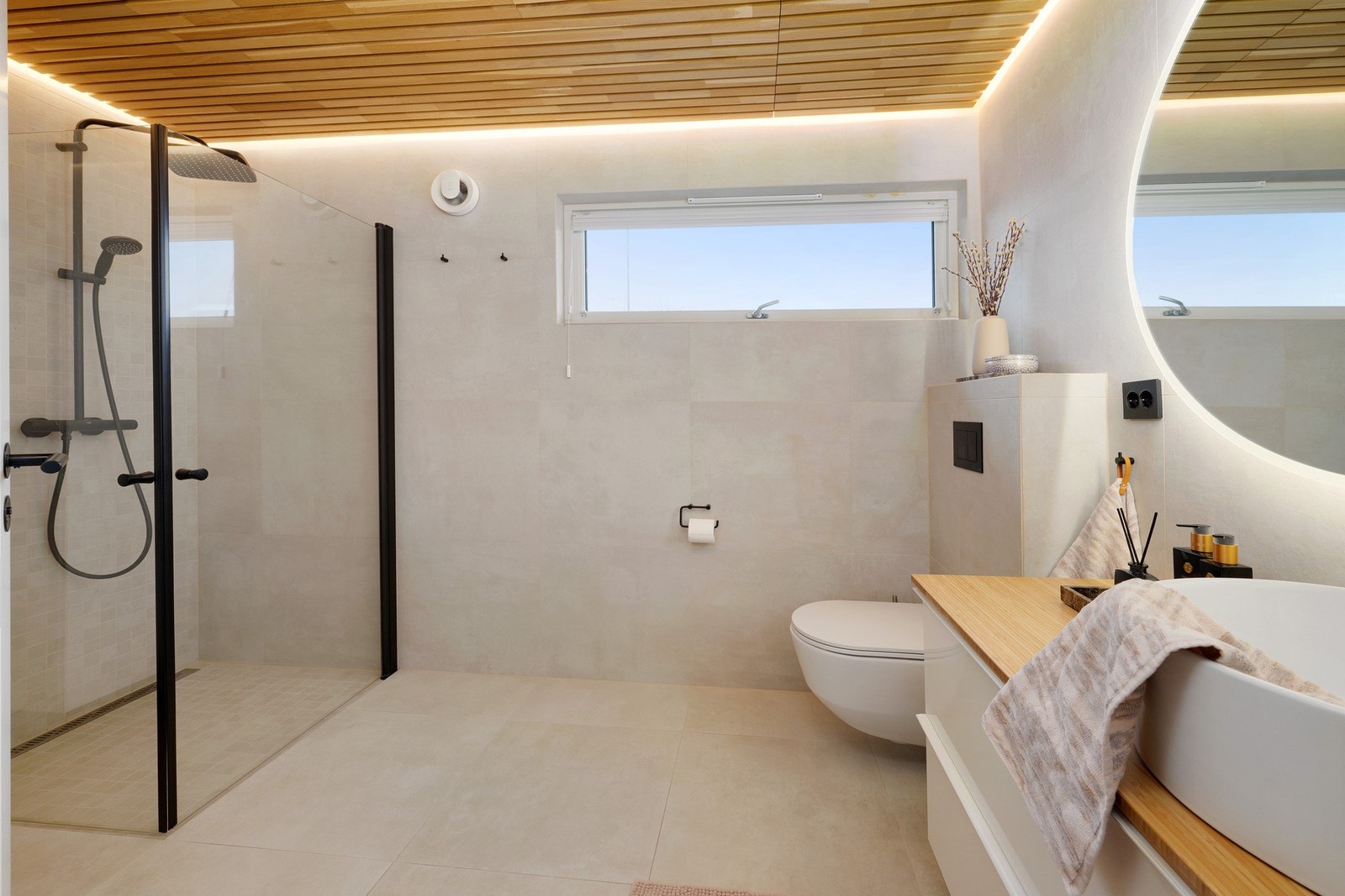 Fint delikat bad med moderne fliser og stilig spiletak. Galleribilde