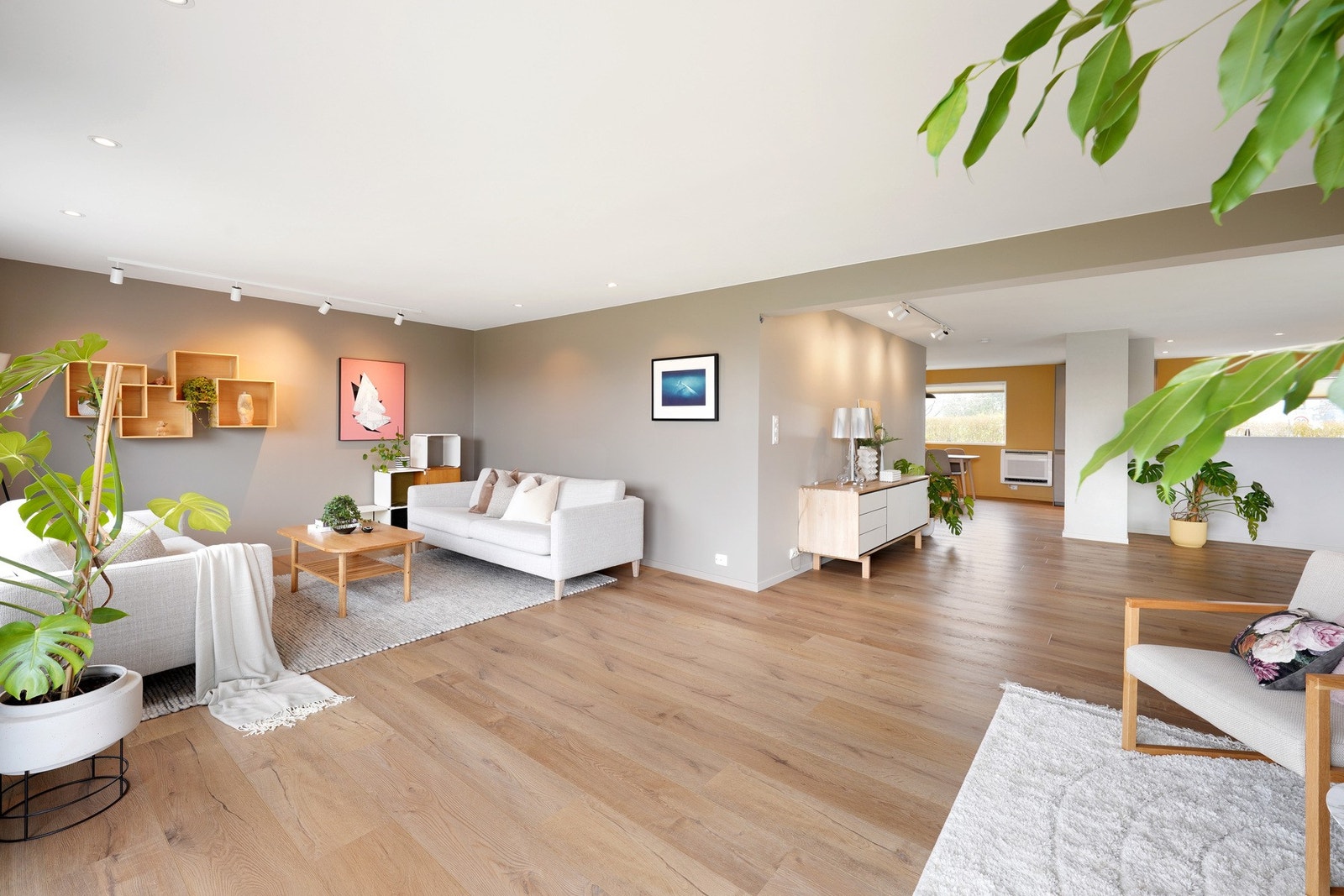 Romslig god stue byr på flere innredningsmuligheter. Galleribilde