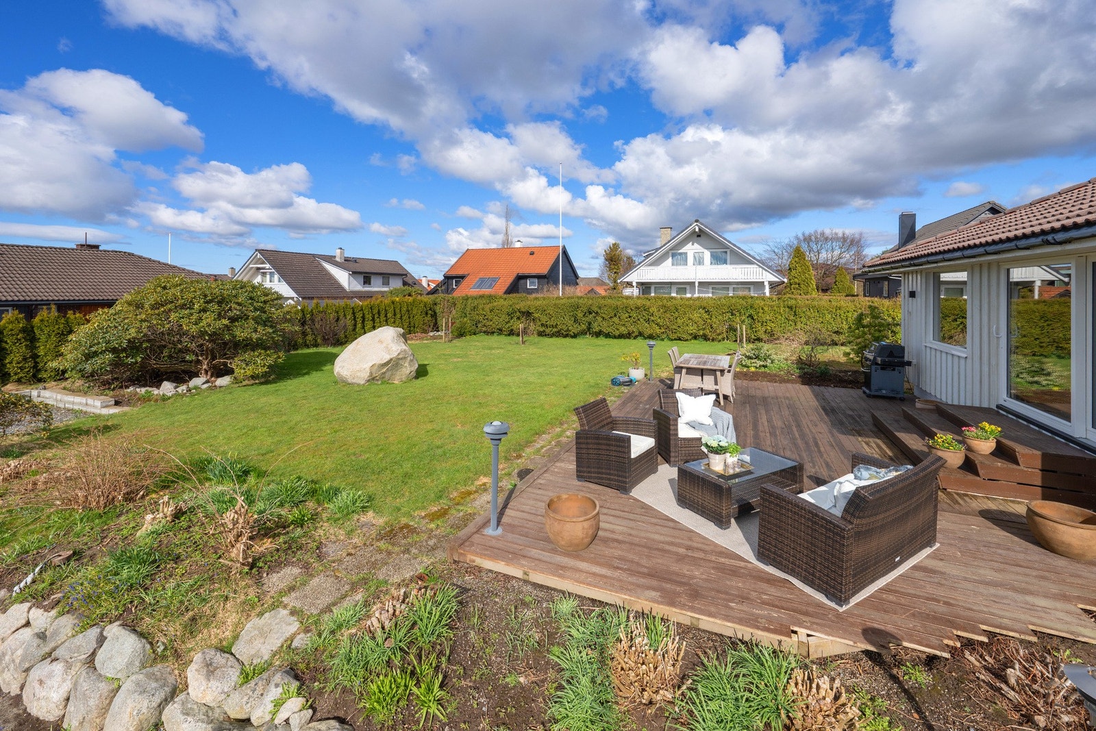 Fantastisk fint skjermet hage med gode solforhold. Galleribilde