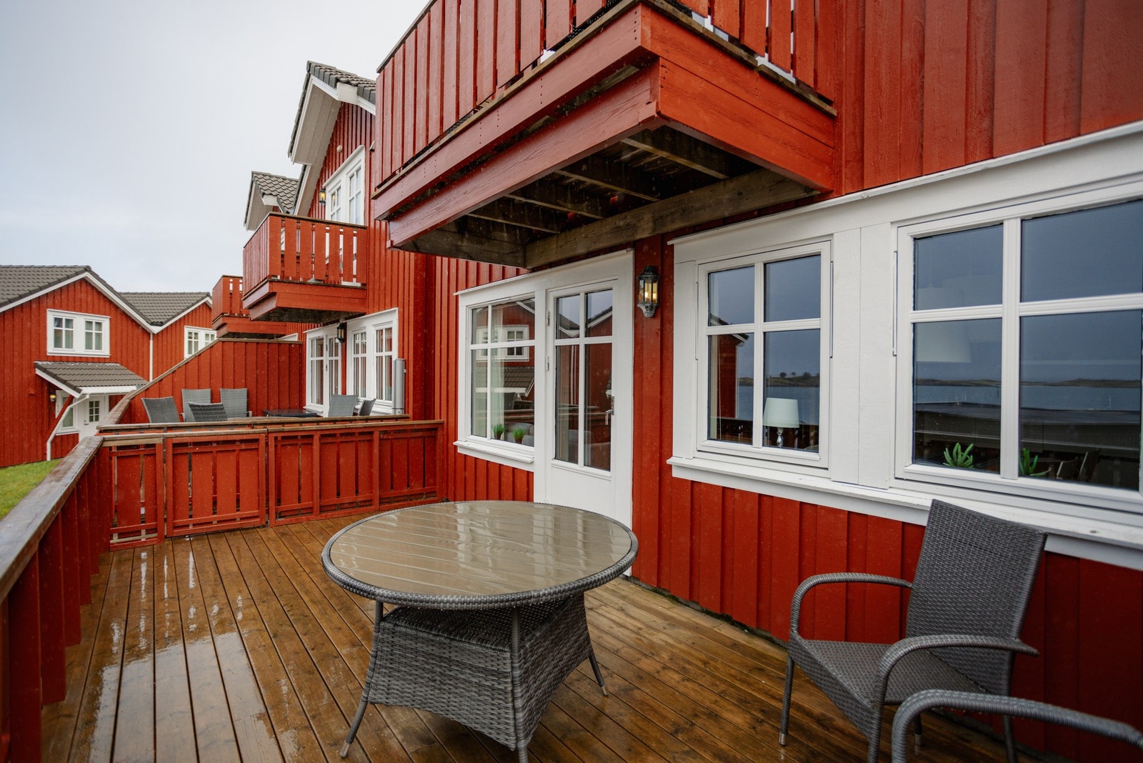 Romslig nordvestvendt balkong på 17 kvm, med god plass til utemøbler Galleribilde