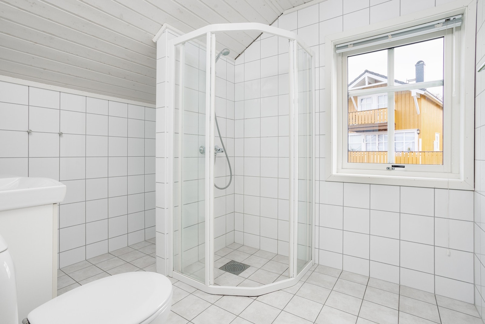 Dusjløsning og vindu for frisk luft og ventilasjon. Varmekabler i gulvet Galleribilde