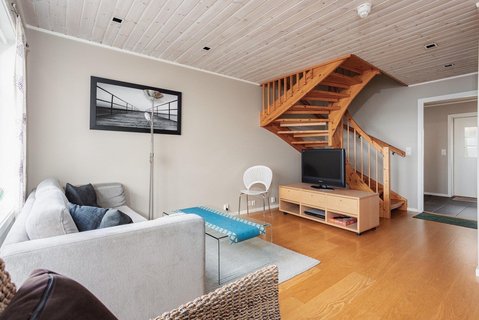 Lys og innbydende stueområde, 1-stav eikeparkett på gulv Galleribilde