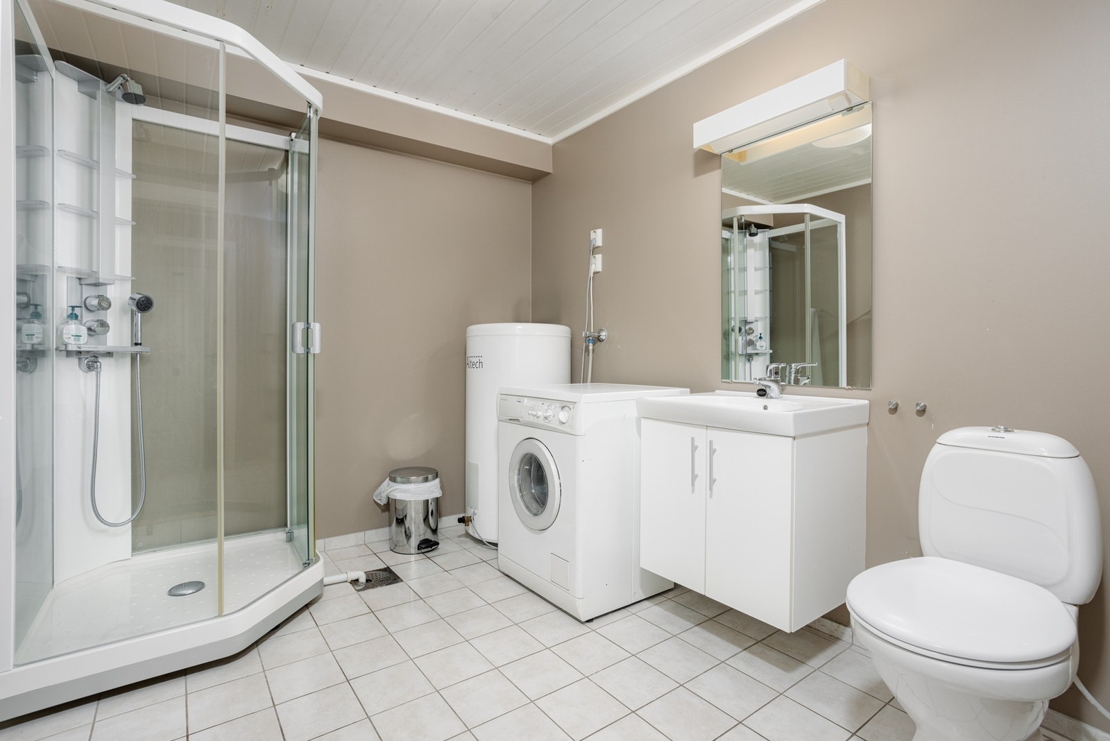 Romslig bad i første etasje, utstyrt med alle nødvendige fasiliteter Galleribilde