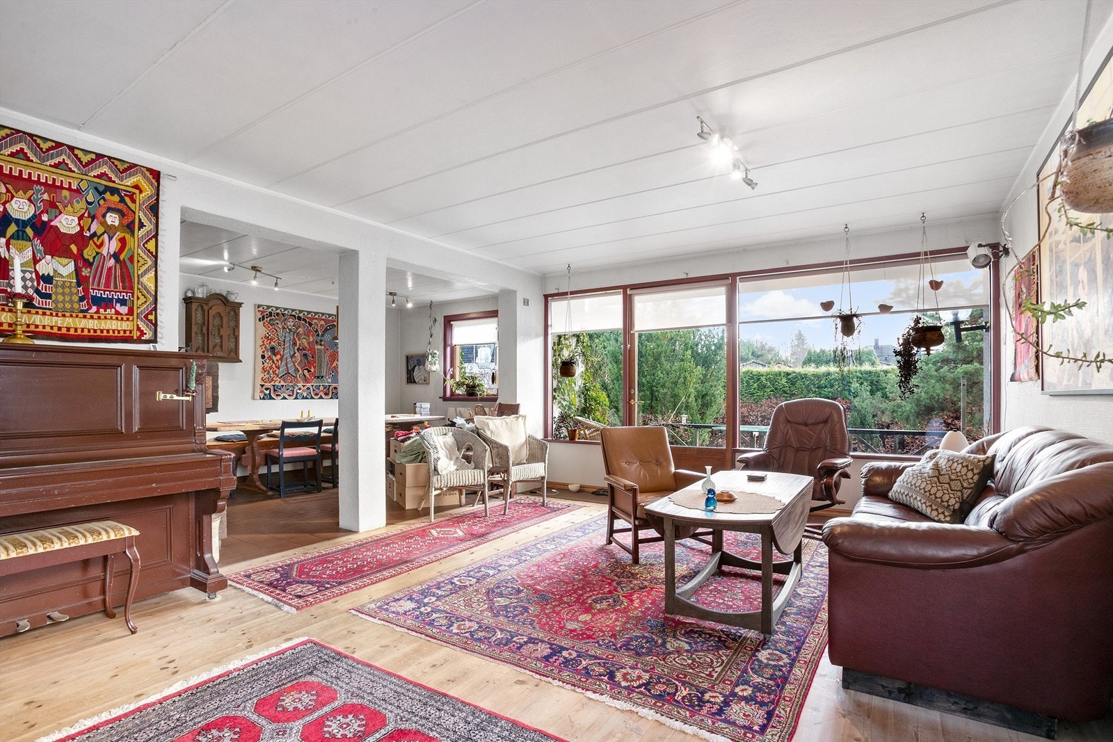 1. etasje består av entré, to stuer, gang, tre soverom, WC-rom, to bad Galleribilde