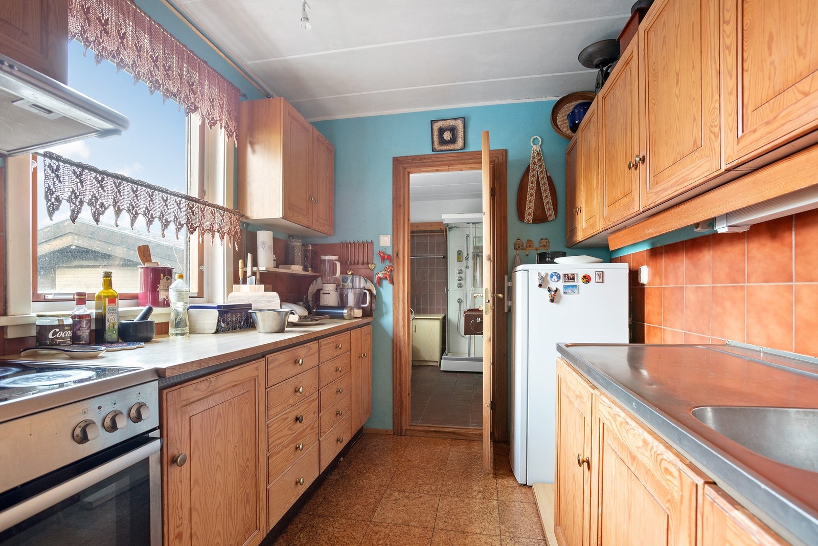 Eldre kjøkkeninnredning fra ukjent år med profilerte fronter Galleribilde