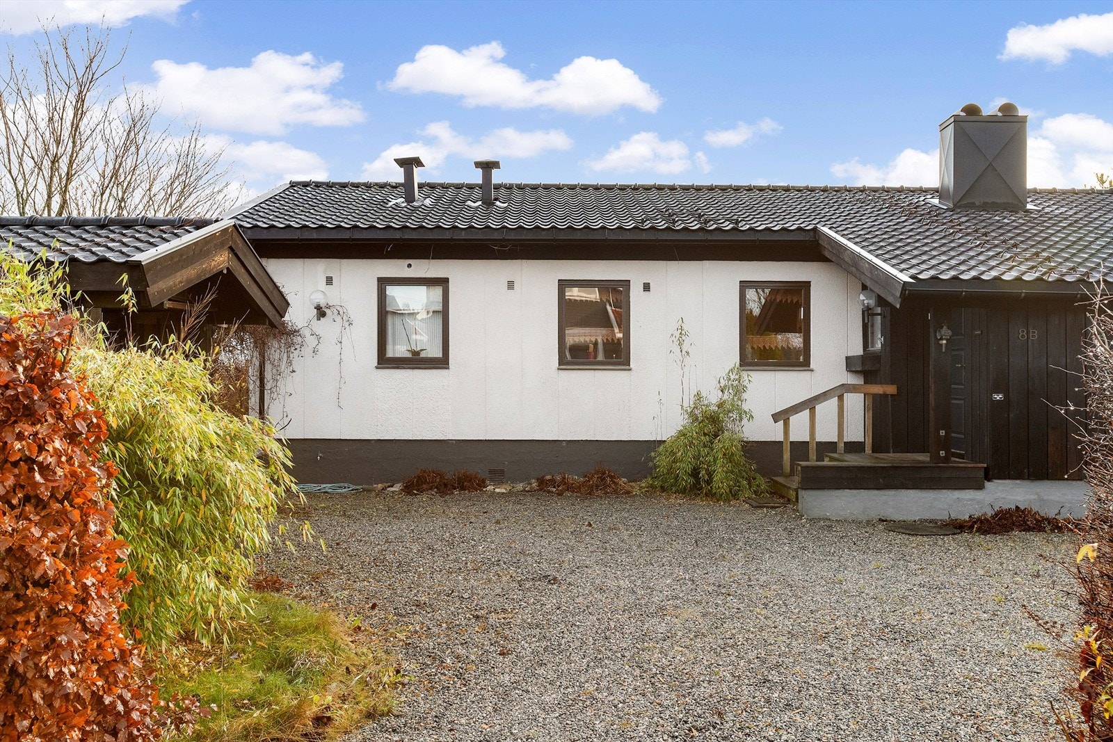 Dette er en enebolig med garasje og hage Galleribilde