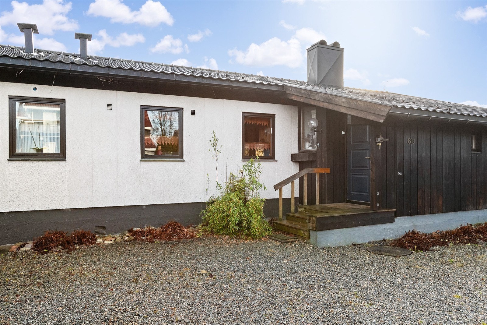 I 1980 ble boligen bygget på med entré og bad i 1. etasje Galleribilde