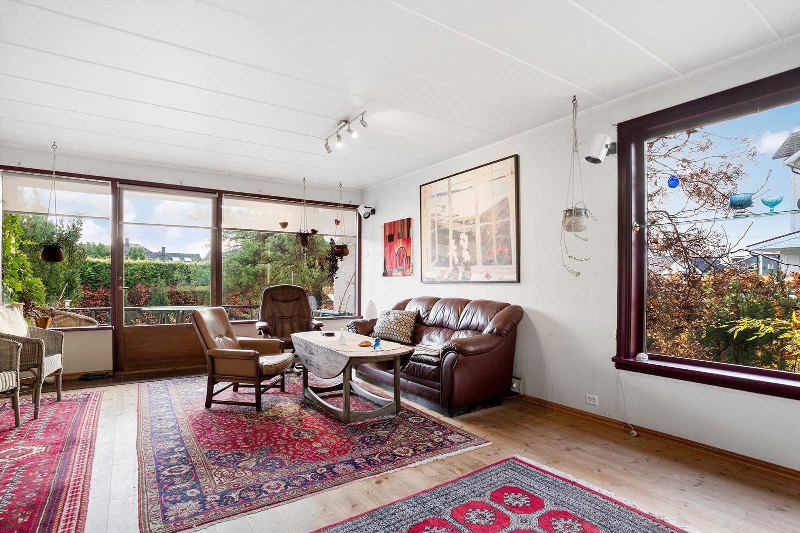 Stuen har store vinduer som slipper inn mye naturlig lys Galleribilde