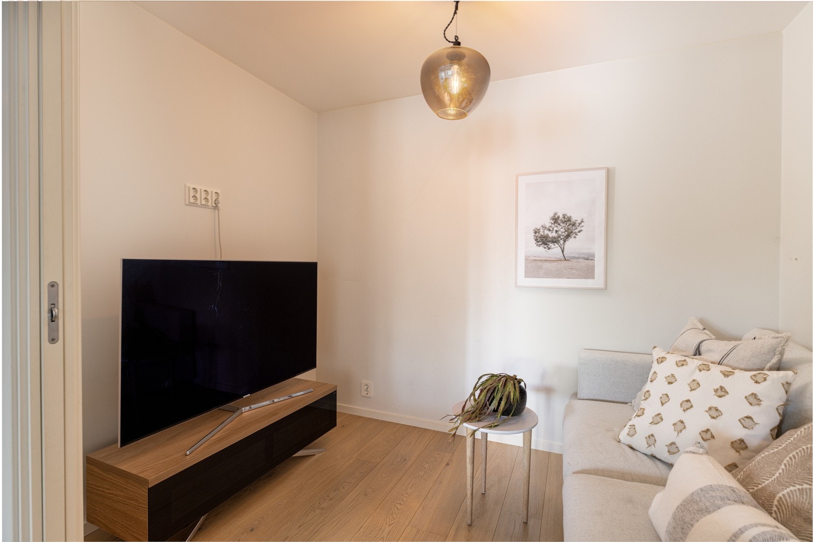 Praktisk nisje som brukes som barnas tv-stue, løperom med mølle - her er mulighetene mange! Galleribilde